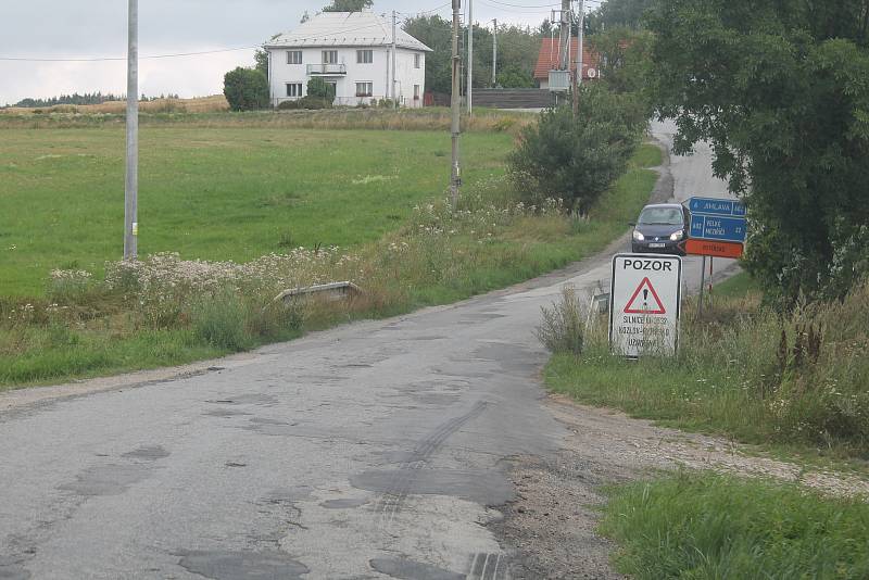 Silnice mezi Loudilkou a Otínem není v nejlepším stavu letos se však opravuje jiná cesta do Luk.