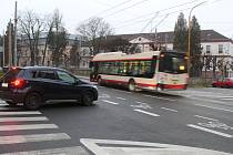 Řidiči změny v Tolstého ulici kritizují, chodci jsou ale nyní spokojenější.