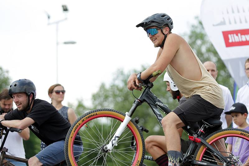 Jihlavská dráha pro kolečka v pohybu se otevřela. Na své si přijdou příznivci koloběžek, freestyle kol i skateboardů. Unikátní hřiště přilákalo na otevření desítky  malých i velkých neohrožených jezdců.