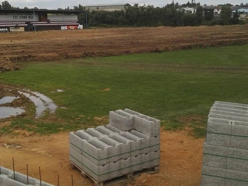 Ve Staré Říši dostává fotbalové hřiště nový kabát.