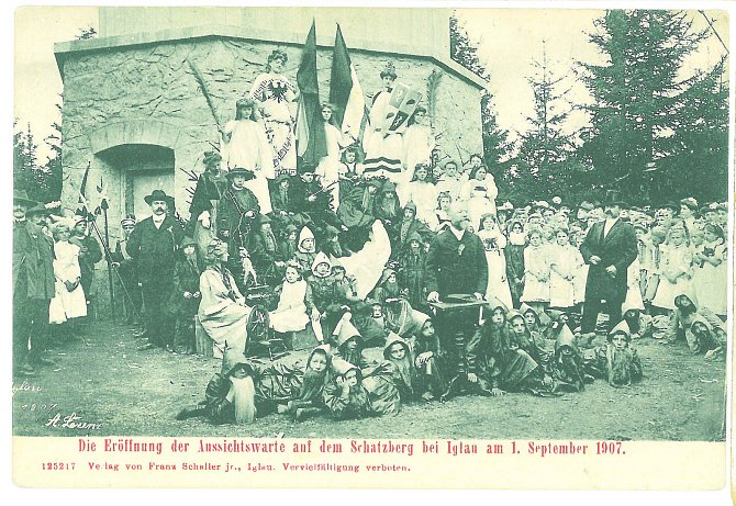 Záběr slavnostního otevření v pořadí druhé rozhledny na Šacberku  1. září 1907 přímo pod věží s představiteli města za přítomnosti starosty Vincenze Inderky. Okrašlovací spolek připravil bohatý program, jehož součástí byl živý historický obraz s malebnými
