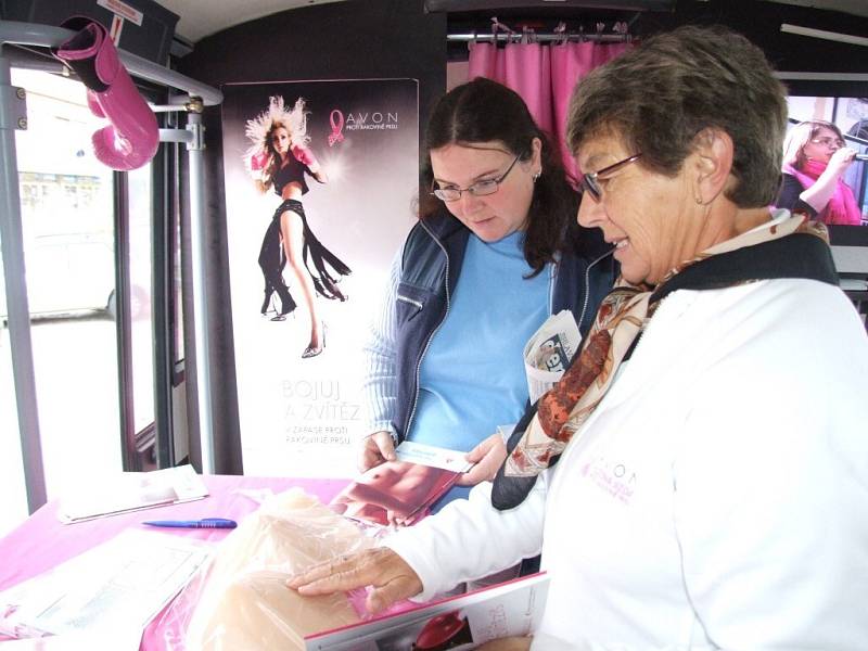 Růžová jízda proti rakovině prsu zavítala do Telče