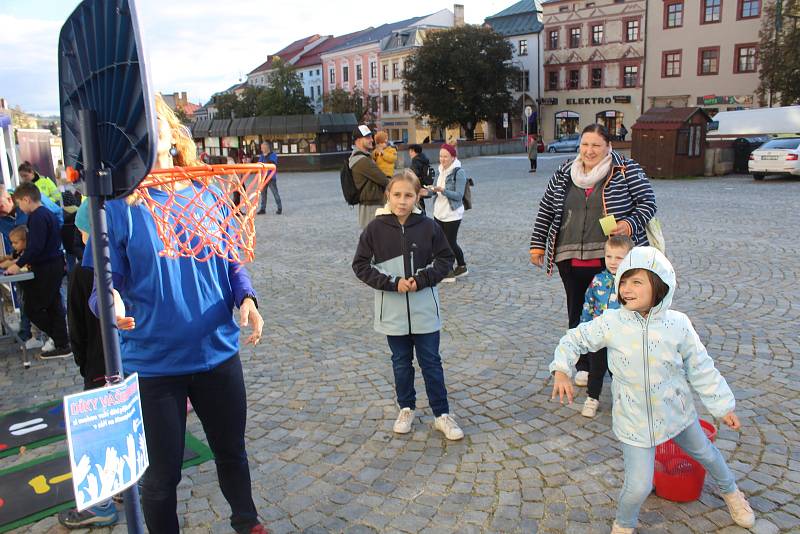 Pro děti bylo na jihlavském náměstí připravených několik soutěží. Na závěr dostali perník, pití a věcnou odměnu.