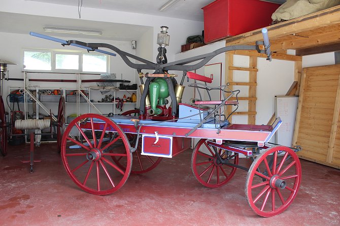 Historická hasičská stříkačka v Šimanově je unikát. Podle dostupných informací je jediná svého druhu, která je stále funkční.