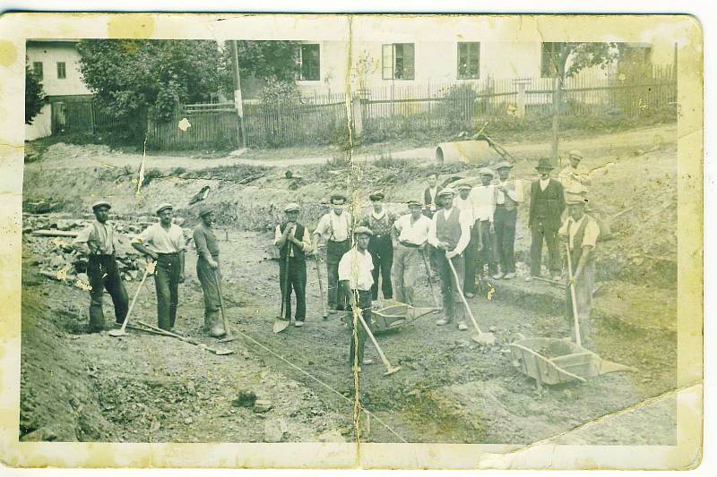 V létě 1935 byla povolena stavba nové silnice. Na práci byli přijímáni jen místní nezaměstnaní.
