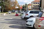 Parkoviště před nemocnicememi praskají ve všedních dnech dopoledne ve švech. Odpoledne je situace už lepší a o víkendech nebývá s parkováním problém.