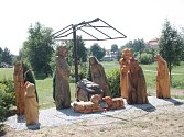 Začátkem července na tradičním třešťském Dřevořezání přibyly postavy do betléma u potoka.