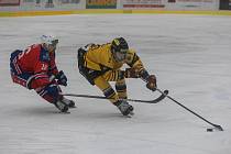 Hokejisté jihlavské Dukly (ve žlutých dresech) v pondělní dohrávce přivezli z ledu Sokolova všechny tři body za těsnou výhru 2:1.