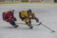Hokejisté jihlavské Dukly (ve žlutých dresech) v pondělní dohrávce přivezli z ledu Sokolova všechny tři body za těsnou výhru 2:1.