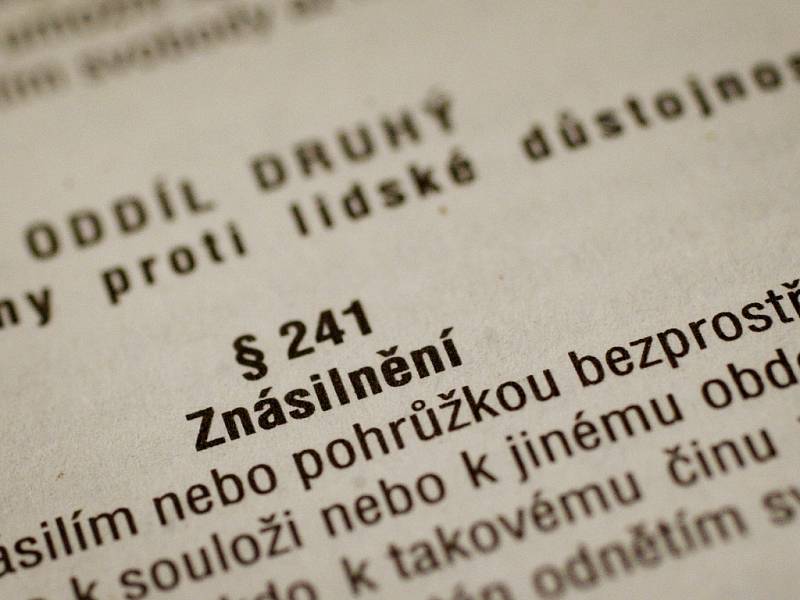 Samotné paragrafy obětem násilníků samozřejmě od psychických následků znásilnění nepomohou. K tomu ale policie nabízí například služeb vlastních psychologů. Ilustrační foto.