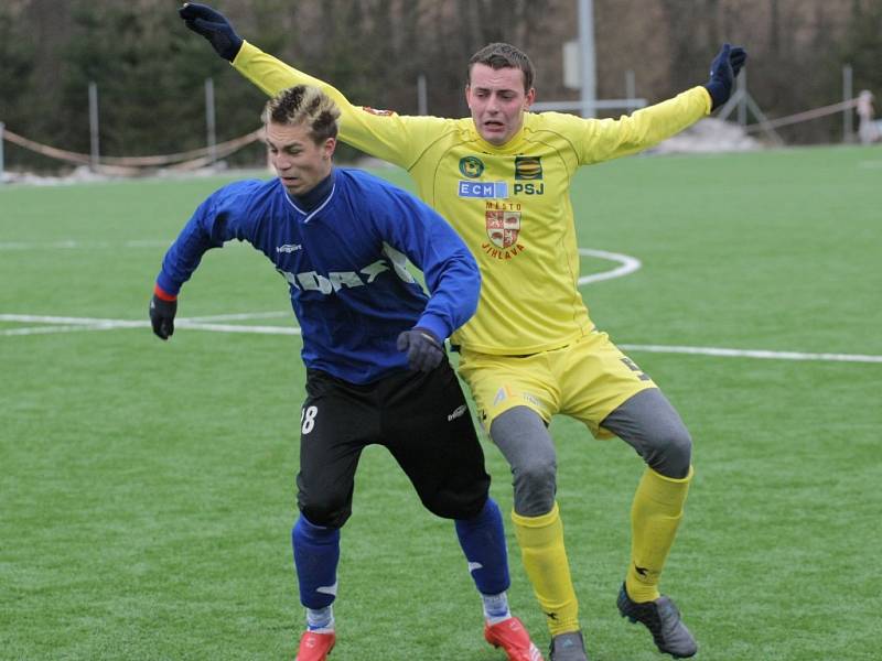 Obránce jihlavské juniorky Květoslav Havránek (ve žlutém v souboji se žďárským Lukášem Filippim) se v zápase se Žďárem proměnil v kanonýra. Do sítě účastníka divize se trefil hned dvakrát. 