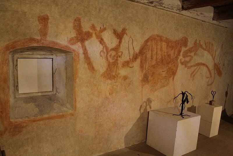 V bývalé renesanční sýpce v Brtnici se během restaurátorských prací podařilo odkrýt unikátní graffiti, které tam zřejmě zanechali vojáci.