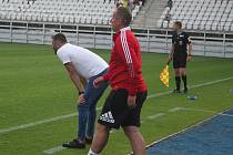 Asistent trenéra FC Vysočina Pavel Mazánek (v červeném) přiveze s koučem Davidem Oulehlou své jihlavské svěřence do mateřského Havlíčkova Brodu k pohárovému duelu.