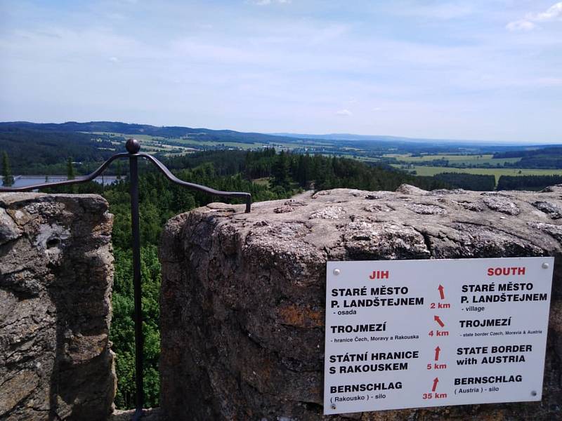 Landštejn je oblíbeným místem turistů z různých koutů republiky, nyní ovšem musí počítat s tím, že jsou v některých místech omezení.