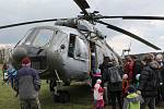 Návštěvníci akce k výročí paravýsadku Out Distance si mohli prohlédnout vojenský vrtulník Armády České republiky. Parašutisté se potom snesli z nebe.