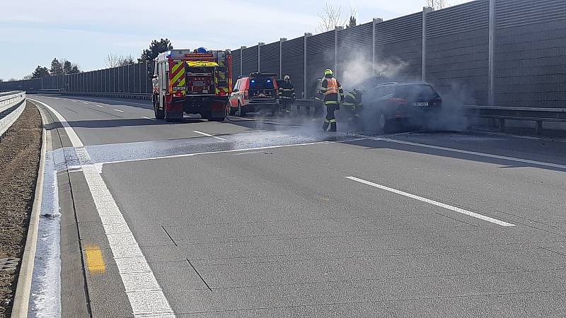 Požár auta na vysočinské D1 ve směru na Brno.