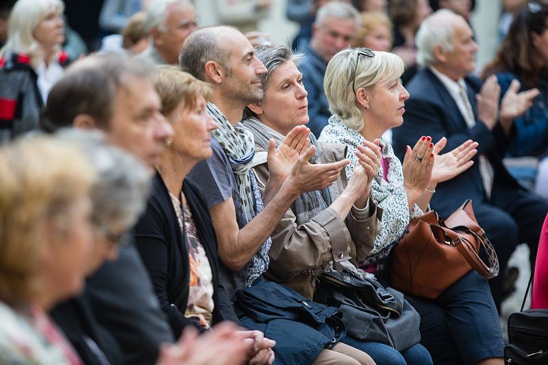 Koncert účastníků Francouzsko-české akademie hudební akademie na nádvoří Univerzitního centra v Telči.