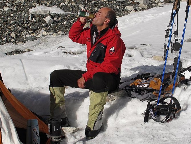 Radek Jaroš měl v základním táboře i náš národní nápoj – pivo. Při výstupu potkával členy jiných expedic, kteří ovšem mířili na nedaleký Everest.