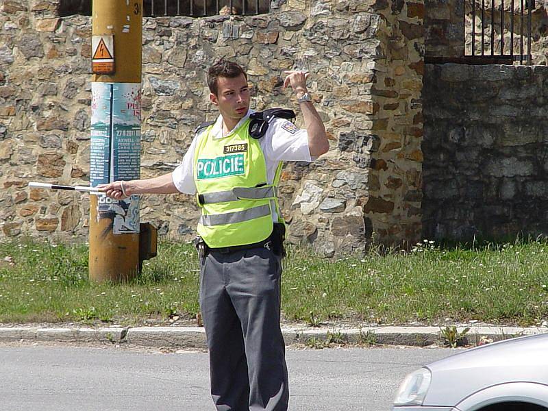 Řidiči musejí pozorně sledovat signály, které jim dávají policisté uprostřed křižovatky.