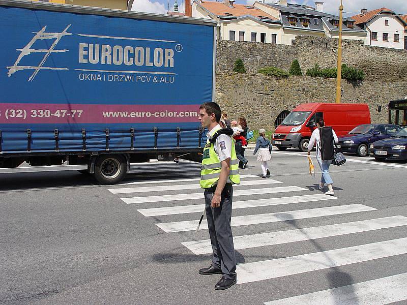 Řidič nákladního auta, které mělo zůstat stát, vjel na přechod, když po něm přecházeli chodci. Policista řidiče upozornil na přestupek, tentokrát bez pokuty.