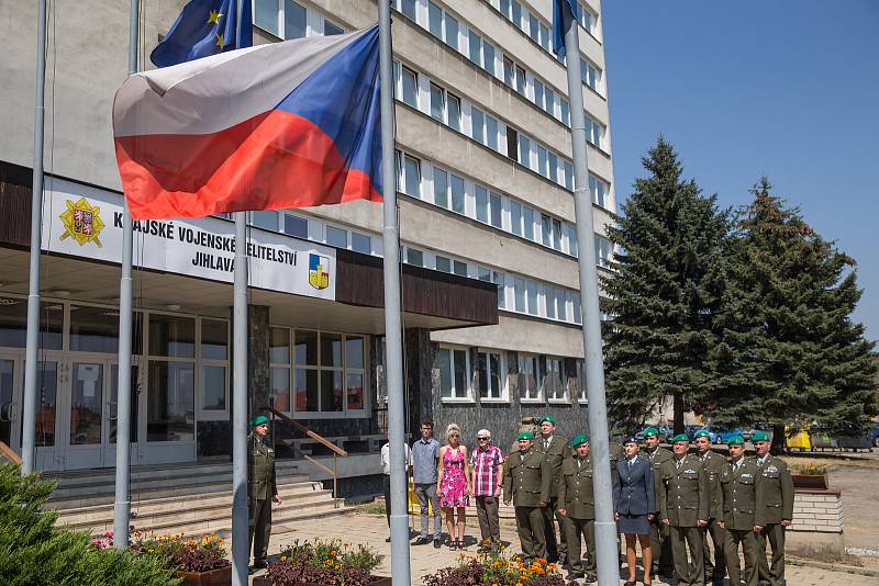 Pietní minuta ticha na Krajském vojenském velitelství v Jihlavě k poctě českých vojáků padlých v Afghánistánu.