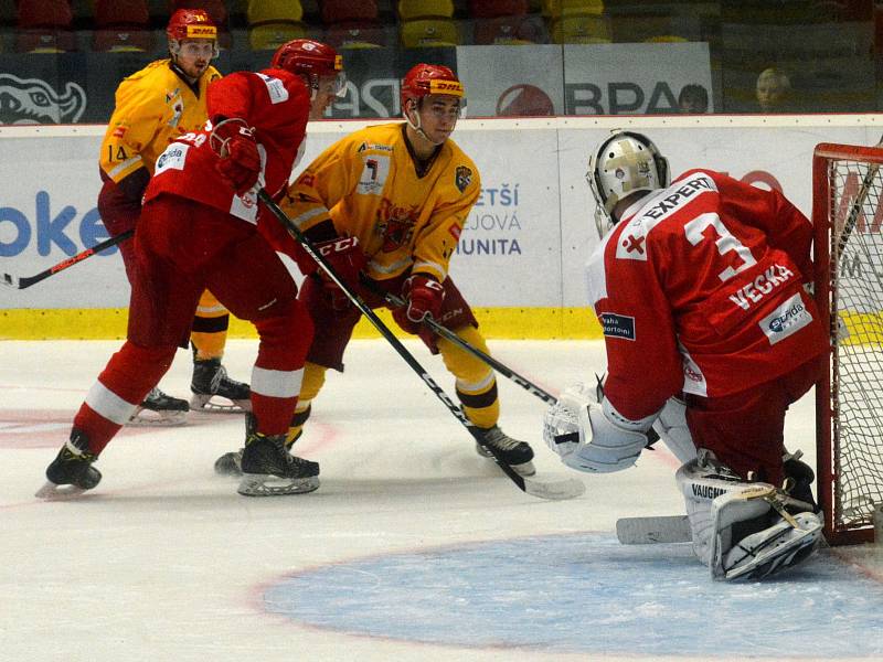 Jihlavští junioři (ve žlutém) na svém ledě nezaváhali. V pátek porazili Spartu, o den později si vyšlápli i na pražskou Slavii, se kterou sice brzy prohrávali, ale poté šesti góly v řadě zadělali na zcela zaslouženou výhru.