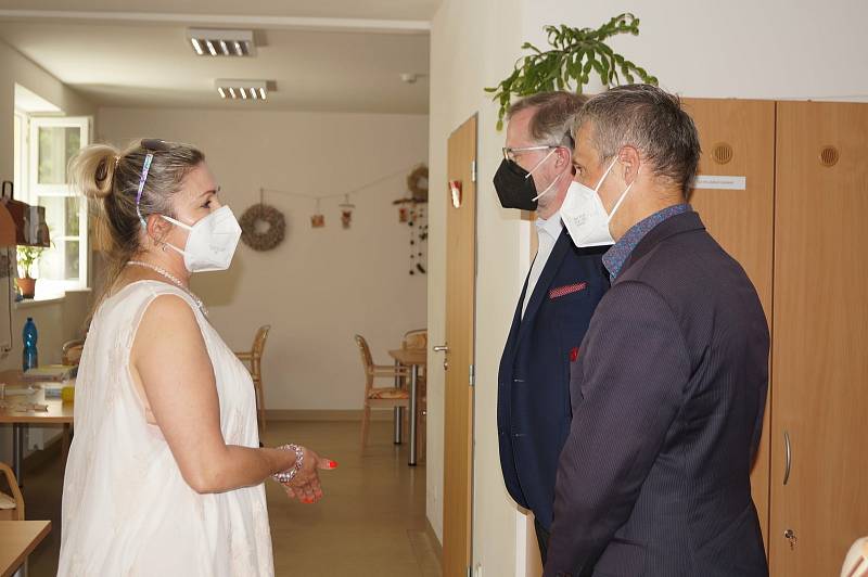 Senioři z domova v Lesnově se připravují na Letní ples a tento týden si klienti ICSS užili i návštěvy.