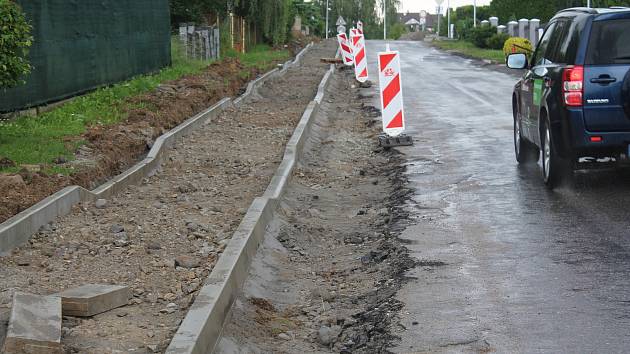 Obrubník byl původně až u asfaltu, dělníci ho museli posunout.