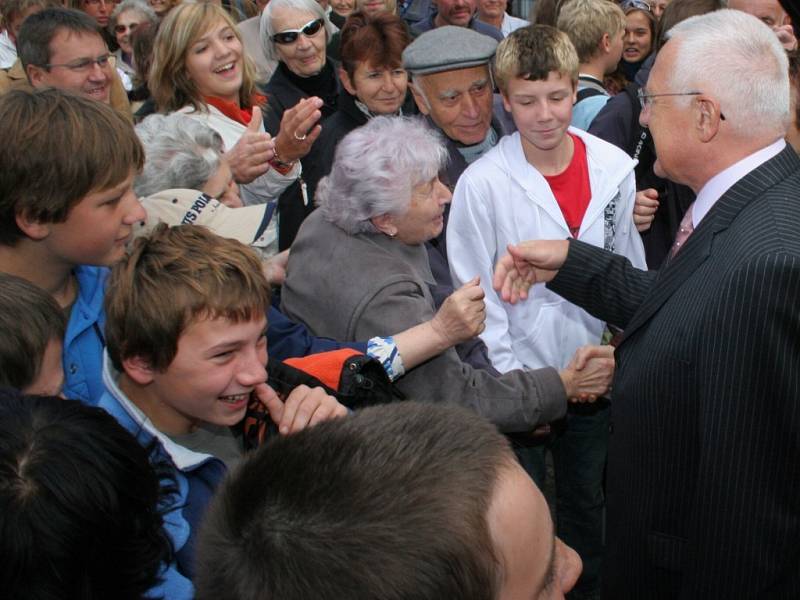 Václav Klaus se na Masarykově náměstí vítá s obyvateli kraje Vysočina.