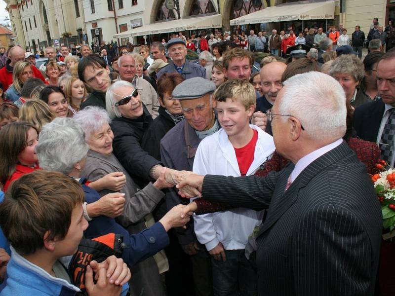 Václav Klaus se na Masarykově náměstí vítá s obyvateli kraje Vysočina.
