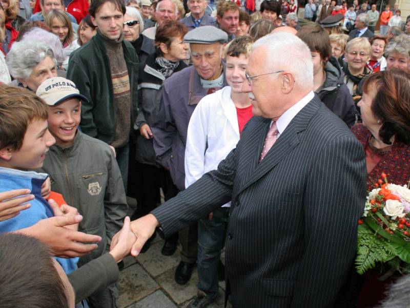 Prezident se přivítal také se žáky několika jihlavských základních škol.