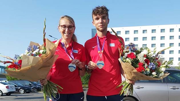 Sprinter Eduard Kubelík po úspěšném evropském šampionátu v Tallinnu s trenérkou Evou Suchou.