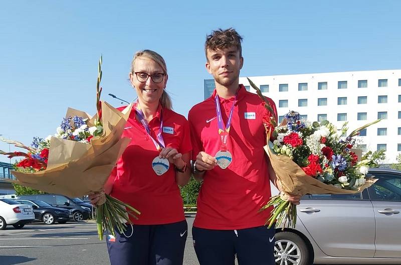 Sprinter Eduard Kubelík po úspěšném evropském šampionátu v Tallinnu s trenérkou Evou Suchou.