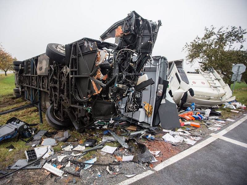 Dopravní nehoda linkového autobusu s kamionem na křižovatce silnice II/602 a II/351 mezi Vysokými Studnicemi a Řehořovem.