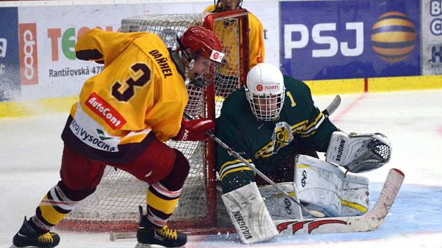 Skvělý start. Vsetínskému brankáři Machačovi dali jihlavští starší dorostenci tři góly během první čtvrthodiny. Jeho nástupce Sachr svatyni zamkl a pustil jen jediný pokus Dukly. 