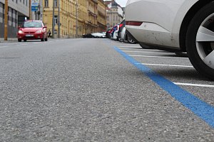 V krajském městě Vysočiny vznikají modré zóny regulující parkování. Řidiči parkující na třídě Legionářů by už měli platit.
