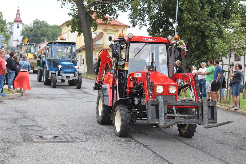 Spanilé jízdy Kamenicí se účastní každý rok více a více traktorů. Při letošním pátém ročníku jich už bylo kolem devadesátky.