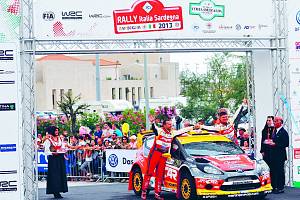 Posádka Jipocar Czech National Týmu Martin Prokop (vpravo) a Michal Ernst měla pádný důvod k úsměvům. Ze Sardinie se vrací s pátým místem.