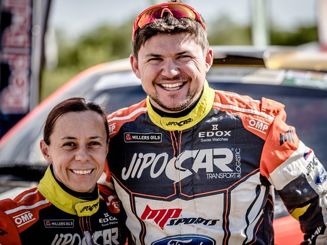 Úsměv v cíli.  Ilka Minorová a Martin Prokop byli rádi, že letošní náročný Dakar bez úhony dokončili. 
