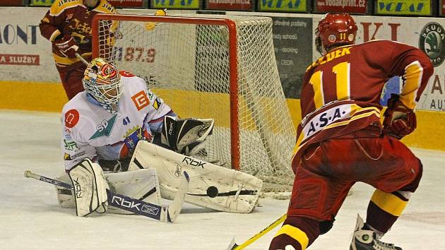 Tahle šance jihlavského Libora Bezděka (vpravo) sice gólem neskončila, ale jinak si fanoušci na Horáckém zimním stadionu užili brankové hody. V normální hrací době padlo na obou stranách po čtyřech gólech, a muselo se prodlužovat.