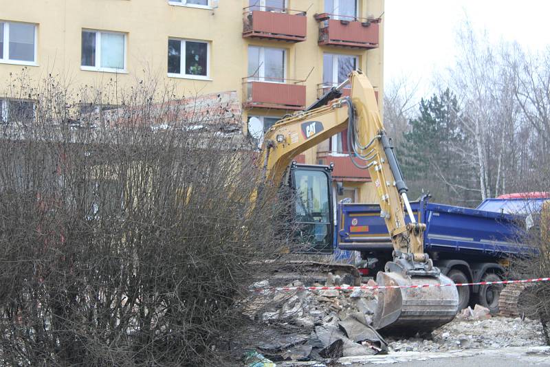 Bývalá restaurace mizí pod lžícemi bagrů. Stejně jako vedle stojící bývalý Hotel Jihlava, i jí nahradí byty.