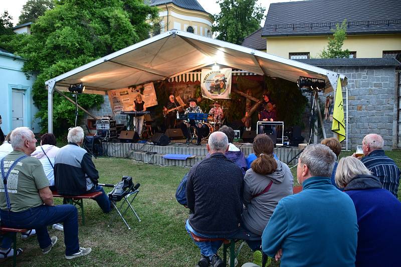 Příznivci starých džípů a bluegrass se sešli v Lukách nad Jihlavou. A bavili se náramně.