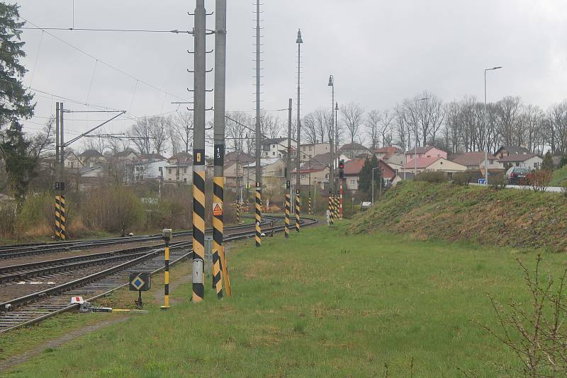 Městys na Jihlavsku, který jsme navštívili za deštivého počasí, protíná železniční trať.