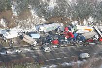Letecký pohled na část největší hromadné nehody v České republice, v roce 2008 na dálnici D1.