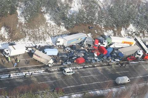 Letecký pohled na část největší hromadné nehody v České republice, v roce 2008 na dálnici D1.