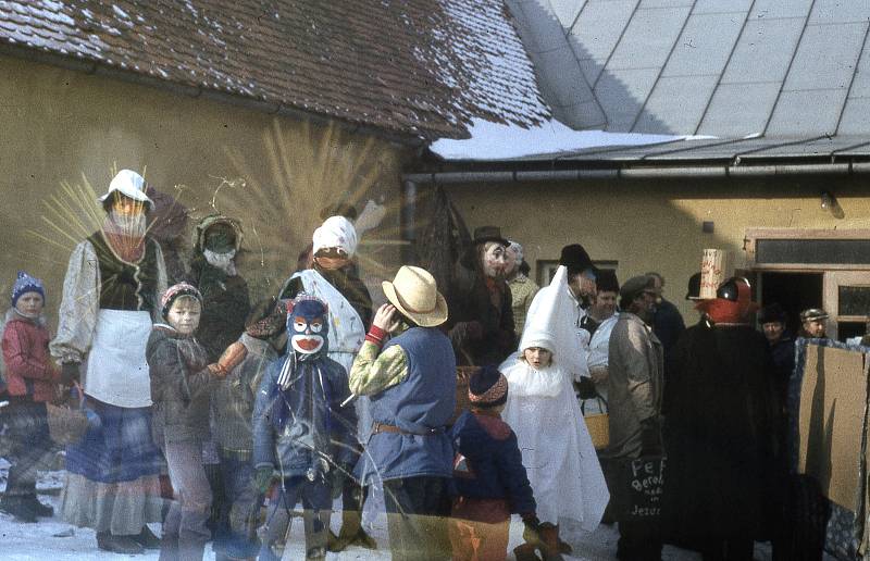 Masopustní veselí začíná po Třech králích. Průvody už druhým rokem nejsou, připomenout si je můžeme na historických fotkách. Tyto z Jezdovic u Třeště.