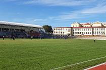 Po rekonstrukci trávníku se vrátili fotbalisté SK Telč na domovský stadion. Při premiéře zdolali Sokol Lučice (v černém) jasně 6:0.