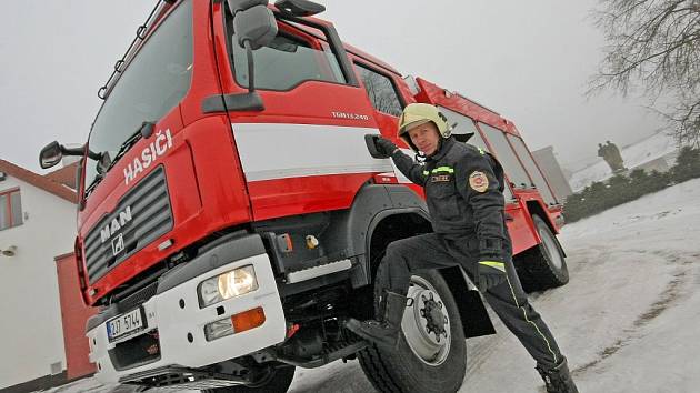 Nové hasičské vozidlo putovalo i k hasičům do Třeště (na snímku). Cena vozu se pohybuje kolem 5 milionů korun, jeho výška přesahuje 3,30 metru.