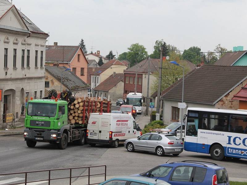 Ve Stonařově jsou problémy s průjezdem.