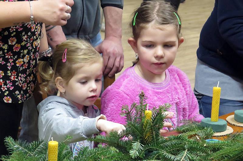 V Kamenici u Jihlavy rozsvítili vánoční strom. Předcházely tomu dětské dílničky a adventní jarmark.